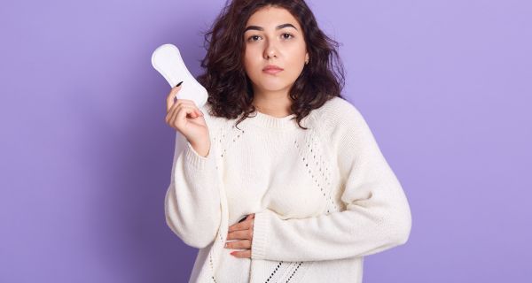 Výtok před menstruací: Co je normální a kdy je čas zbystřit?